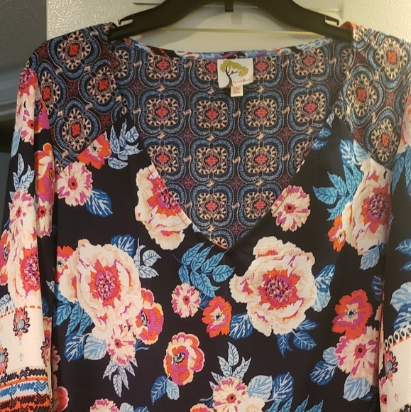 Floral light weight shirt - Picture 1 of 1